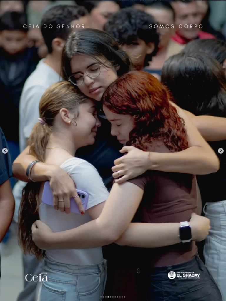aFiel em adoração profunda durante culto na sede da Igreja El Shaday Parnaíba.