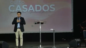 Ministração para Famílias e Casais Pastor Ulisses Rocha ministrando a palavra durante o Culto Casados Para Sempre na El Shaday Parnaíba.