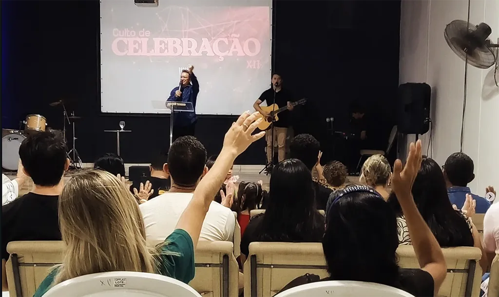 Celebração e Adoração na El Shaday XII Visão interna do altar e fiéis durante o Culto de Celebração na Igreja El Shaday XII, Bairro Piauí, Parnaíba.