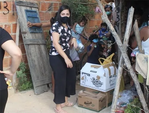 A Fé que Age: Assistência Domiciliar em PHB Equipe da Ação Social El Shaday realizando a entrega de mantimentos e doações diretamente nas casas das famílias em Parnaíba.