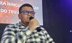 Fernando Carvalho: Adoração e Liderança em Trairí Francisco Fernando Carvalho de Assis liderando o louvor na Igreja El Shaday Trairí, Ceará.