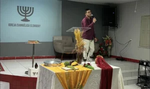 Igreja El Shaday Curral Velho: Comunhão no Litoral Celebração da Santa Ceia na Igreja El Shaday Curral Velho, Luís Correia, com líder ministrando no altar