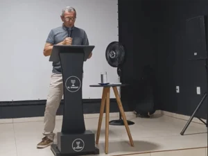 Liderança na El Shaday Aeropuerto: Irmão Marcos Antonio Irmão Marcos Antonio Rodrigues Alves pregando no púlpito da Igreja El Shaday Aeropuerto (XIV) em Parnaíba.