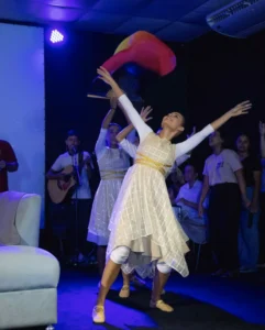 Adoração em Movimento Jovem integrante do ministério de louvor expressando sua fé em Parnaíba.