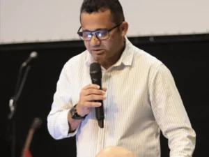 Ensino e Revelação: El Shaday Fortaleza Pastor Roberto Sá em momento de instrução bíblica e ensino na Igreja El Shaday Fortaleza.