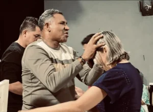 Pastor Ary Barbosa: Oração e Poder em Tutóia Pastor Ary Barbosa realizando oração com imposição de mãos na Igreja El Shaday em Tutóia, Maranhão.
