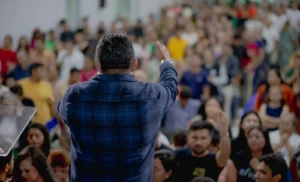 Apóstolo Eduardo Carvalho - Ministério e Unção Apóstolo Eduardo Carvalho, presidente das Congregações Igreja El Shaday, de costas pregando para uma multidão em Parnaíba.