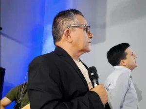 Pastor Edvaldo Oliveira: Liderança em Baixa da Pedra Pastor Edvaldo Oliveira ministrando a Palavra na Igreja El Shaday Baixa da Pedra, Luís Correia - PI.