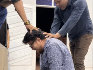 Cuidado e Intercessão na Unidade XIII - PHB Pastor Felipe dos Santos realizando oração com imposição de mãos na Igreja El Shaday XIII, Bairro São Vicente de Paula.