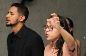 Liderança Pastoral El Shaday Juá dos Vieiras Pastor Mateus Felipe e irmã Natália em momento de profunda oração e adoração na Igreja El Shaday.