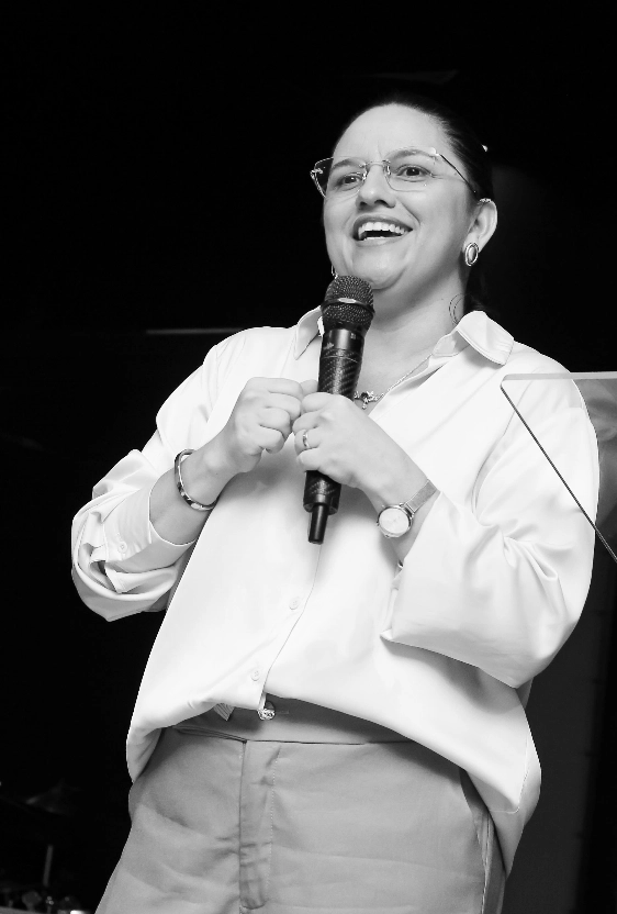 Pastora Adriana Carvalho em momento de adoração profunda na Igreja El Shaday Parnaíba.