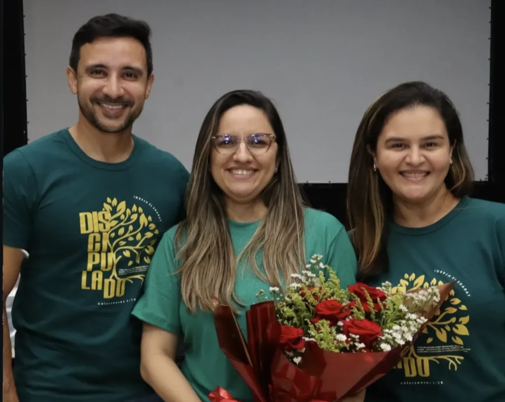 Discipulado El Shaday: Formando Novos Discípulos na PHB Equipe e alunos do curso de discipulado da Igreja El Shaday Parnaíba usando uniformes verdes em momento de celebração.