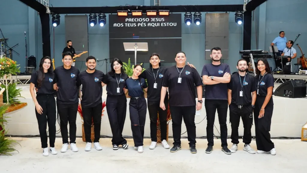 Mídia El Shaday: Tecnologia e Excelência na Transmissão do Evangelho Equipe de mídia e comunicação da Igreja El Shaday Parnaíba reunida no altar.