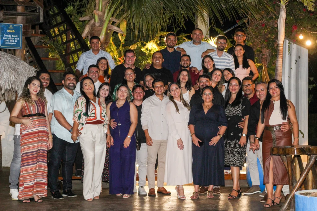 Ministério de Noivos El Shaday: Edificando Lares sobre a Rocha Grande grupo de noivos da Igreja El Shaday Parnaíba em momento de instrução e preparação para o matrimônio sólido.